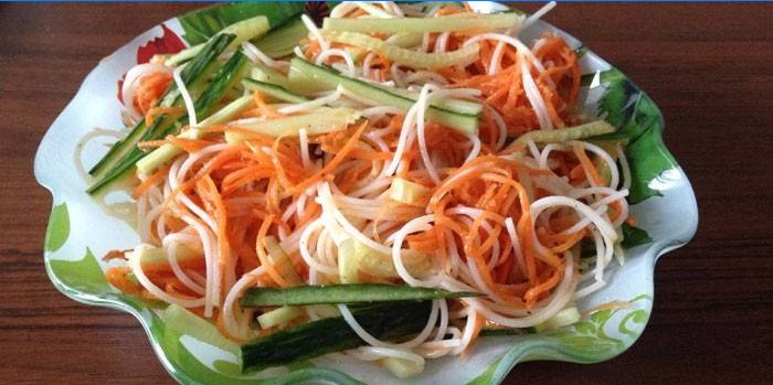 Korejská mrkev, čerstvá okurka a funchose salát