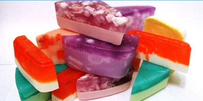 Ručně vyráběné vícebarevné mýdlo
