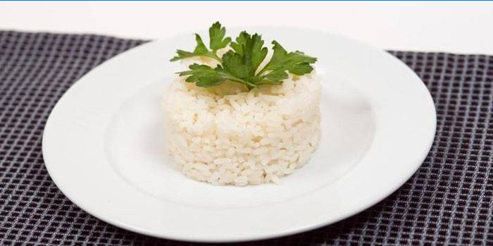 Vařená rýže v talíři