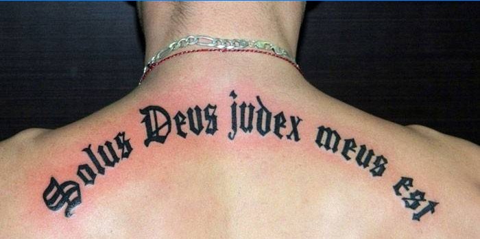 Tetování v latině: Bůh mě soudí sám