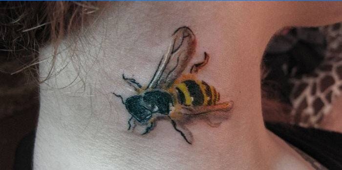 Tetování včela na krku dívky