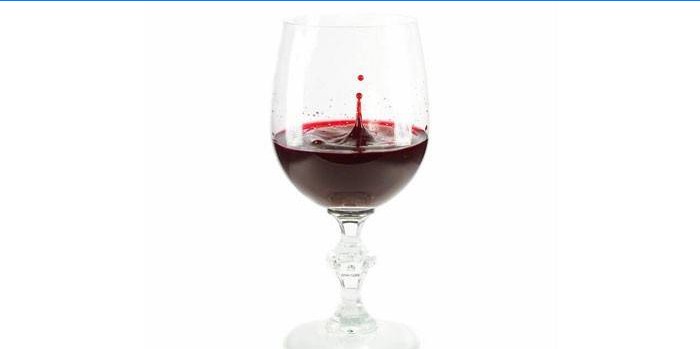 Červené víno ve sklenici
