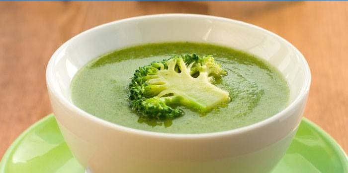 Brokolice krémová polévka v talíři