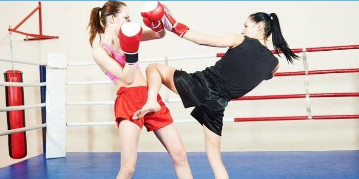 Ženské kickboxing sparring