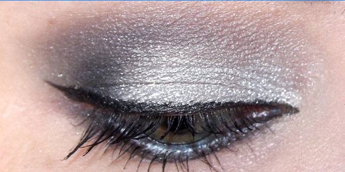Oční stíny make-up pomocí krémové oční stíny