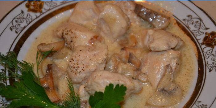 Nakrájené kuře s houbami v zakysané smetaně na talíři