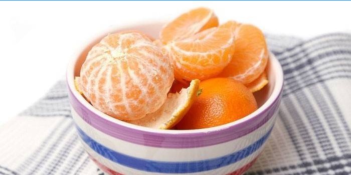 Mandarinky loupané a loupané v talíři