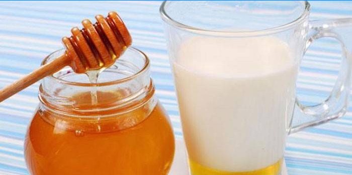 Med ve sklenici a mléko s medem v šálku