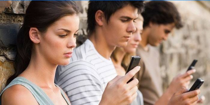 Mladí lidé s telefony v ruce