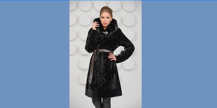 Dívka v černém mouton kabát s norkovým lemem