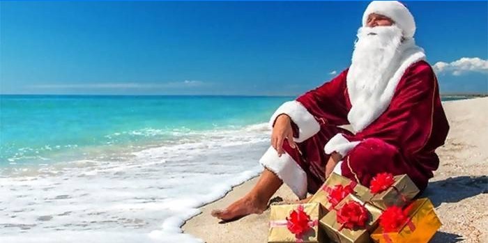 Santa claus s dárky na mořské pláži