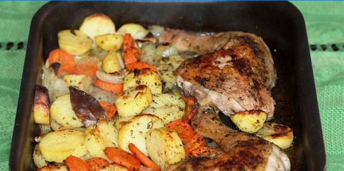 Pečené kuřecí stehýnka s bramborami a zeleninou na plech