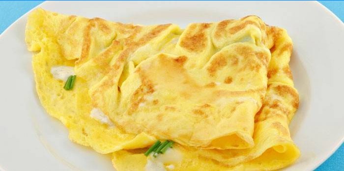 Tenká dietní omeleta s tvarohem a bylinkami