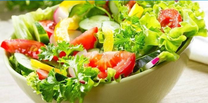 Zeleninový salát v talíři