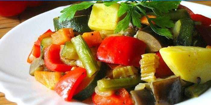 Dušená zelenina na talíři
