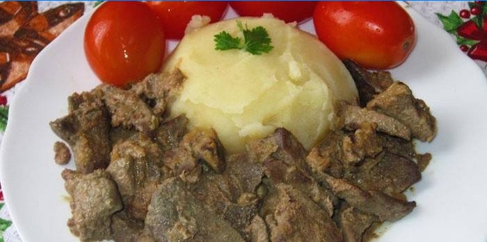 Vepřová játra s bramborovou kaší a rajčaty na talíři
