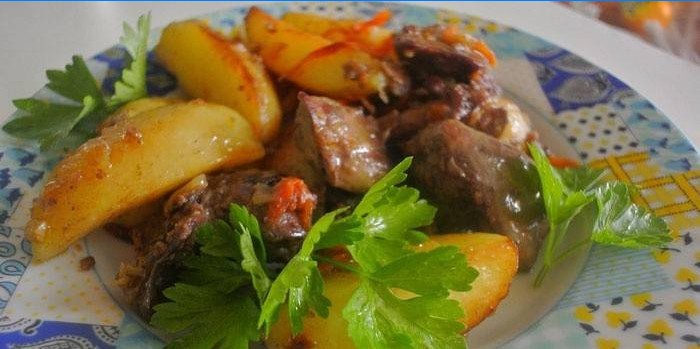 Smažená játra a brambory na talíři