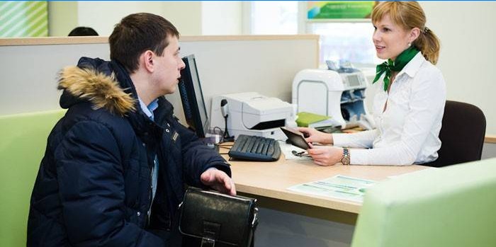 Muž mluví s konzultantem v Sberbank