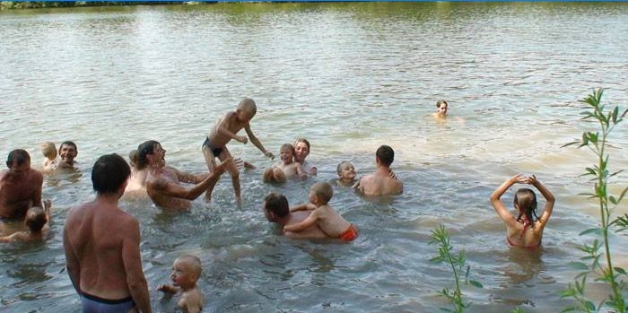 Lidé se koupají v řece