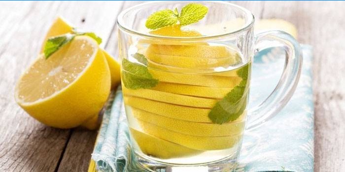 Voda s citronem a mátou v šálku
