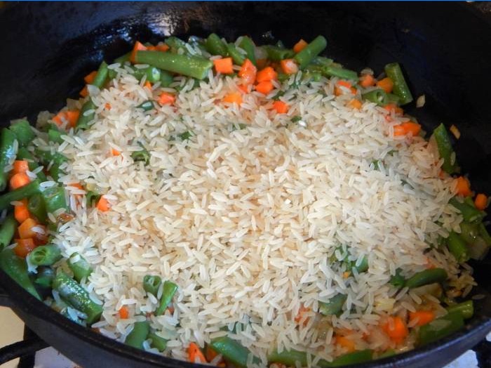 Přidejte rýži na pánev se zeleninou