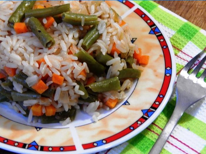 Zeleninová rýže na talíři před podáváním