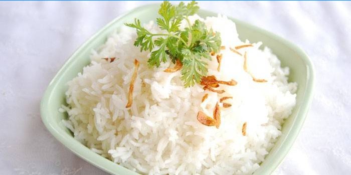 Basmati vařil rýži v talíři