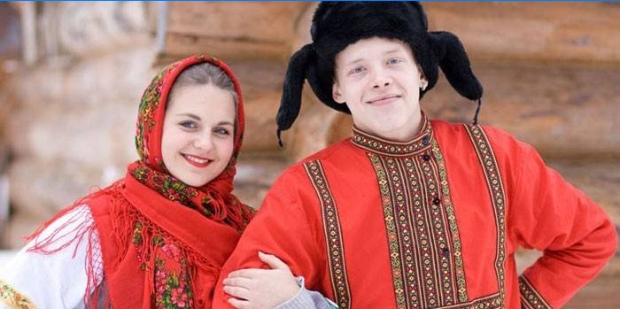 Chlap a dívka v ruském národním oblečení