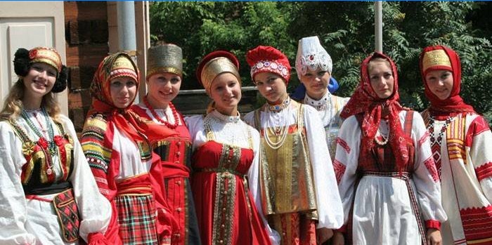Dívky v ruských lidových krojích