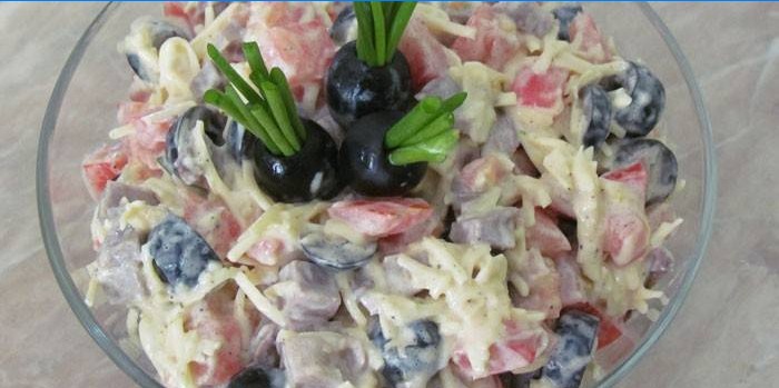 Salát s olivami, vařeným telecím jazykem a sýrem