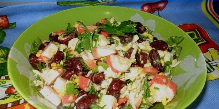 Fazolový salát s krabími tyčinkami na talíři