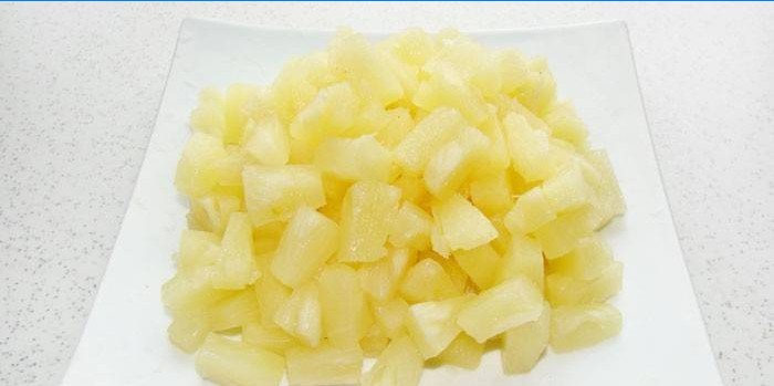 Kousky konzervovaného ananasu na talíři