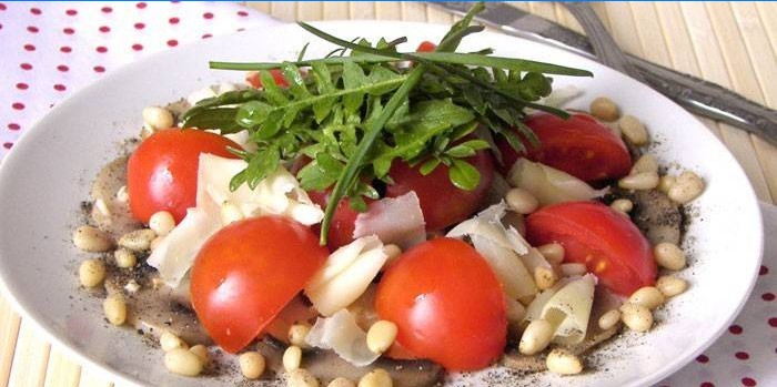 Salát z rukoly s rajčaty a parmazánem