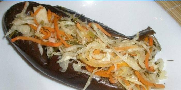 Plněný lilek se zeleninou v talíři