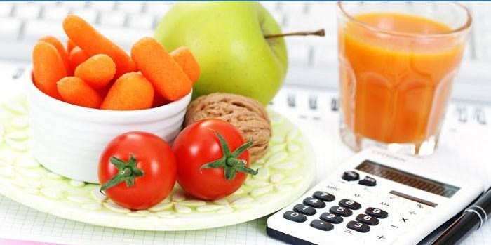 Ovoce, zelenina, sklenice šťávy a kalkulačka