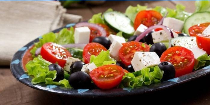 Klasický řecký salát na talíři