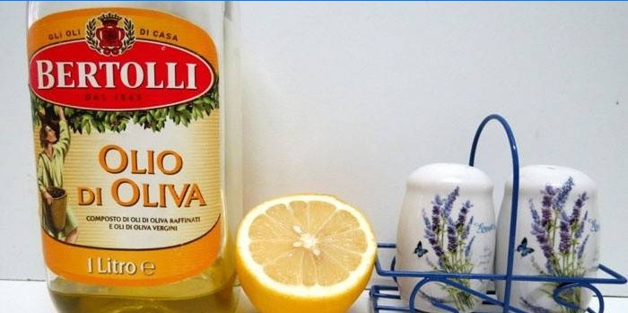 Olivový olej v lahvi, citronu a koření
