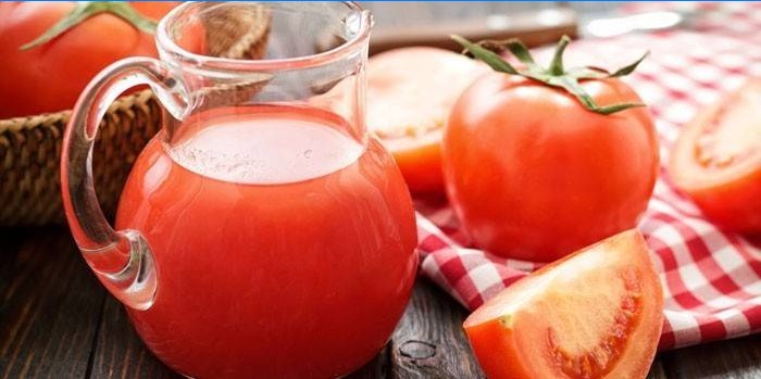 Rajčatová šťáva v džbánu a rajčat