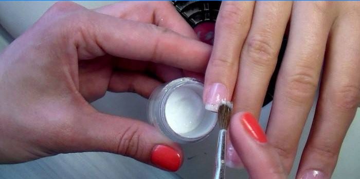Proces zpevňování nehtů akrylovým práškem