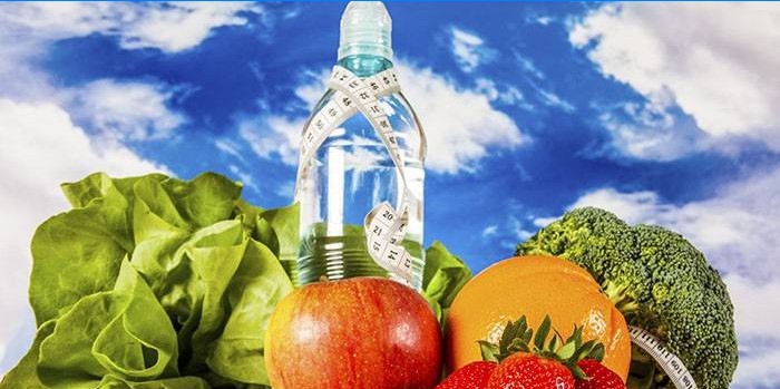 Zelenina, ovoce a láhev vody