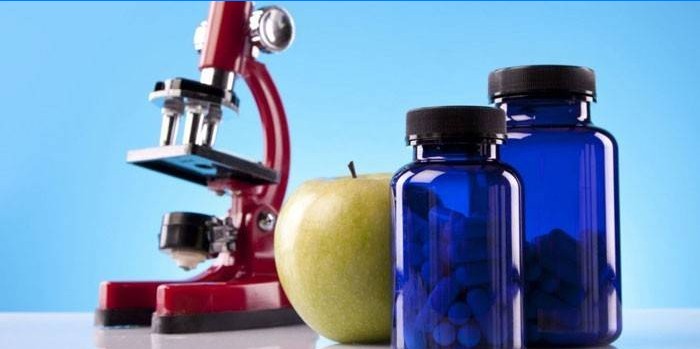 Mikroskop, jablko a prášky