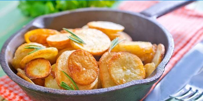 Smažené brambory na pánvi