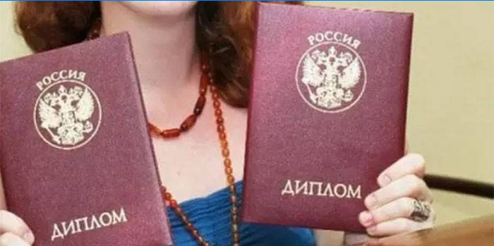Dívka se dvěma diplomy v ruce