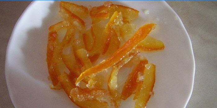 Kandované oranžové kůže v talíři