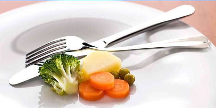 Malá část zeleniny na talíř a vidlička