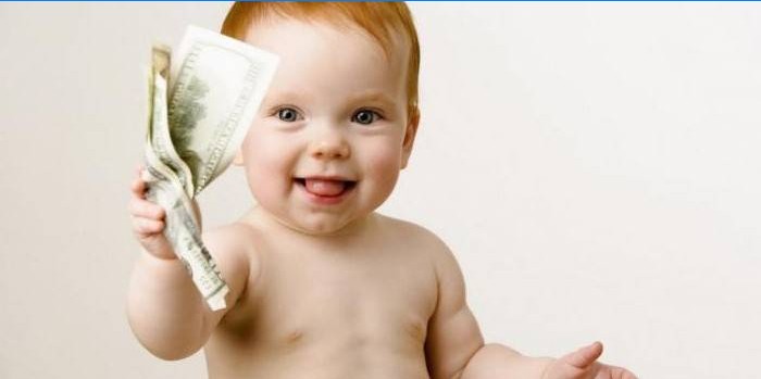 Malé dítě s penězi v ruce