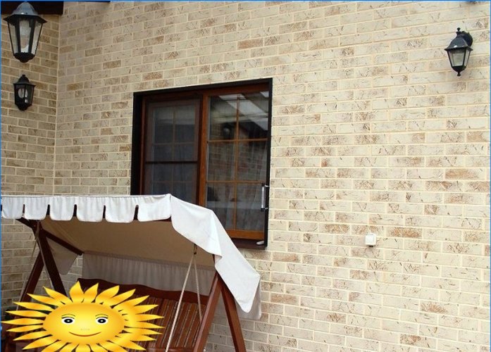 Fasádní dekorace s tepelnými panely se slínkovými dlaždicemi