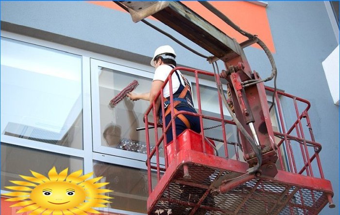 Jak čistit okna a fasády. Problémy obyvatel horního patra