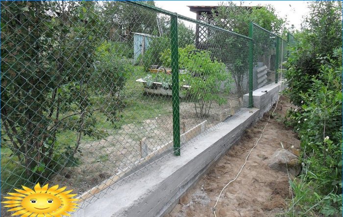Řetězový plot na betonovém základu