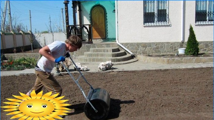 Proces válcování půdy pro trávník pomocí speciálního válce
